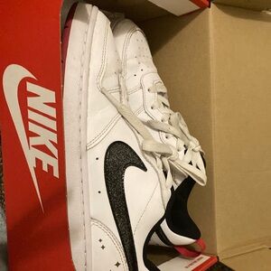 nike court forces size 5.5